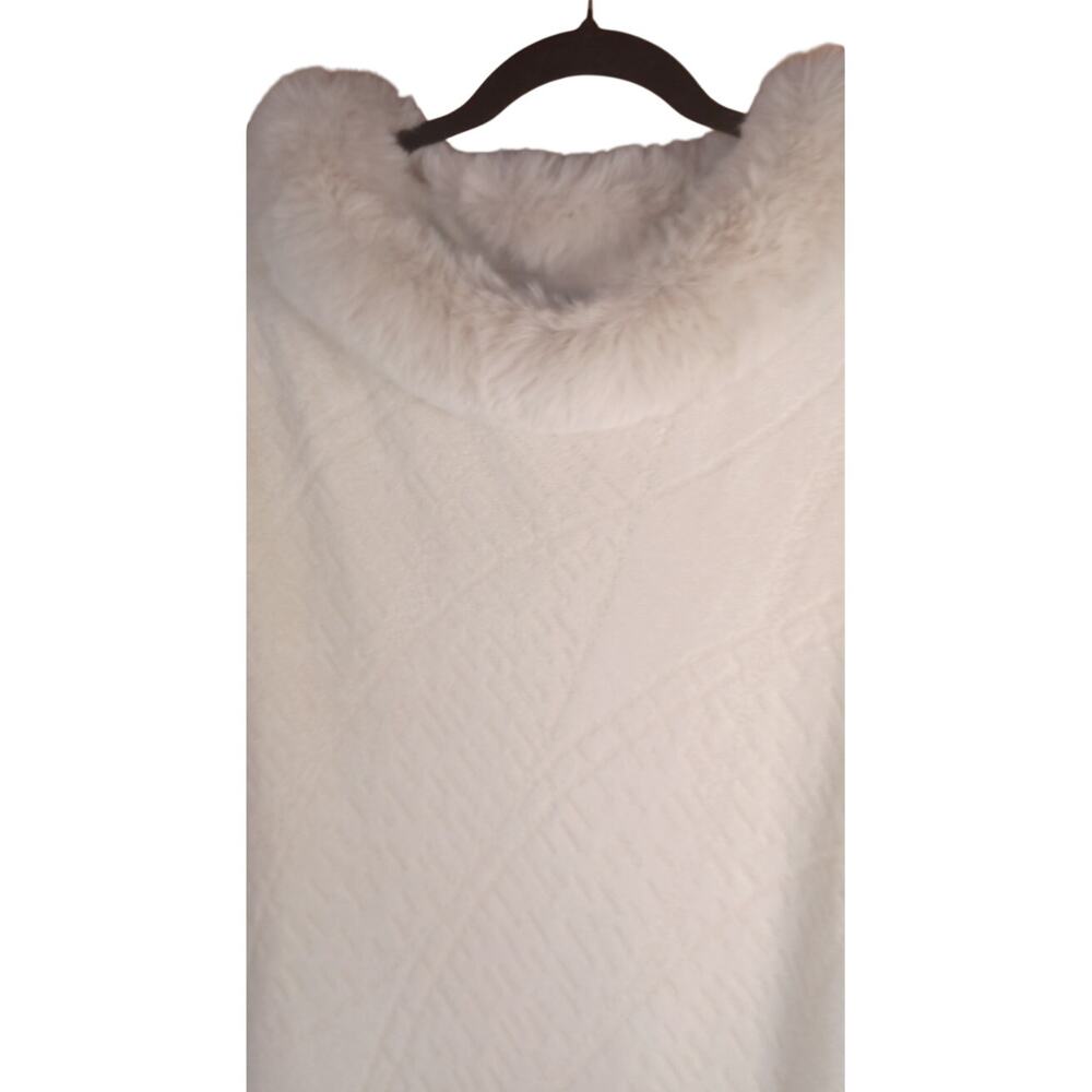 Elegant Knit Poncho Shawl Wrap with Faux Fur Collar & Tassel Hem Cozy One Size - Picture 7 of 9